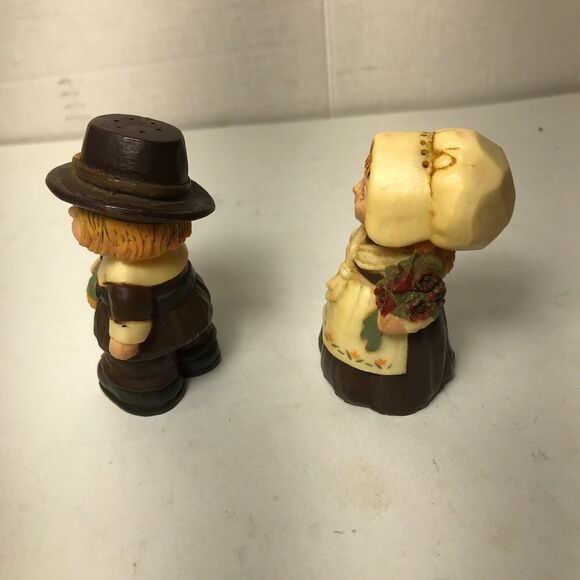 Vintage Hallmark Thanksgiving Pilgrims Salt and Pepper Shakers - Picture 3 of 6